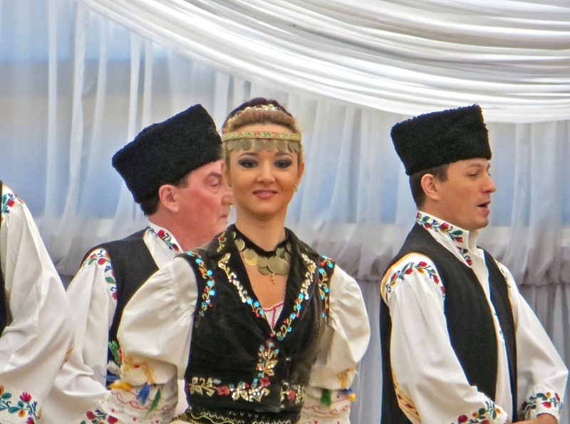 Romanian folk dancers at Restaurant Pescarus