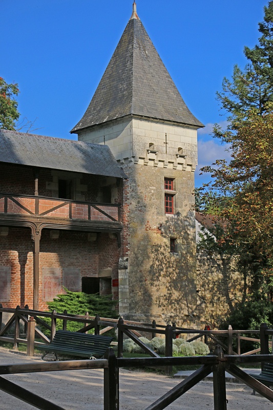 Tower and arcade of Clos Lucé