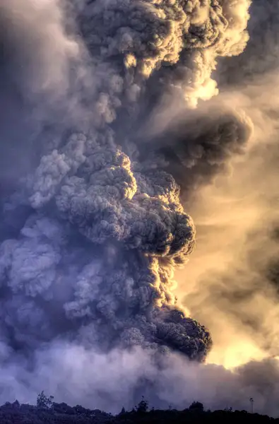 Eruption of th volcano Tungurahua Feb 1 2014 Banos...