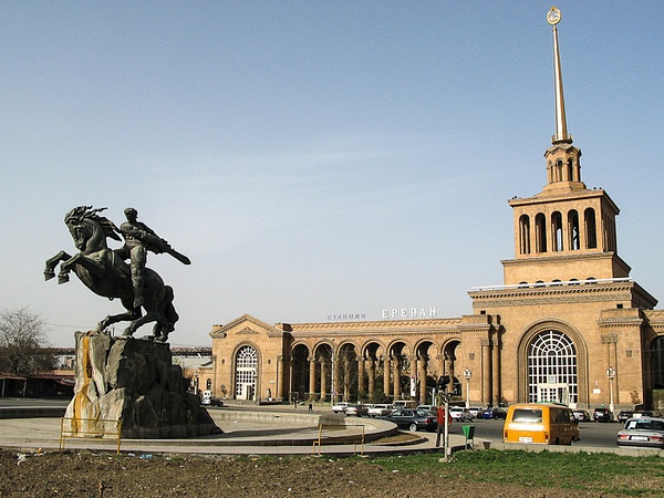 Станция ереван. Армения Ереван ЖД вокзал. Ереван Вокзальная площадь. ЖД вокзал в Ереване памятник Давида Сасунского.