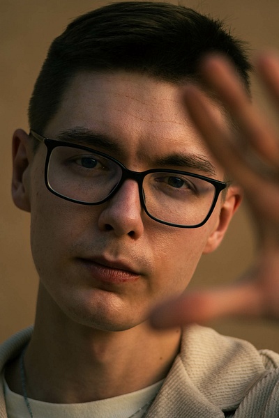 Editorial portait photographer - Renaissance Photo - headshot of man Saarbruecken - Home screen - Renaissance Photo
