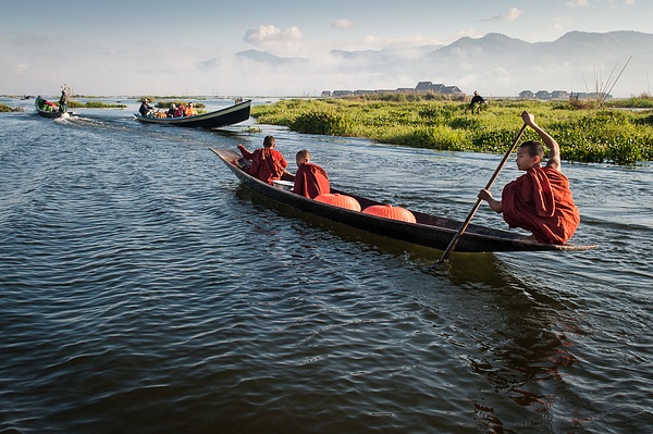 001 Бирма монахи озера Инле by Anatoly Strunin 20111213