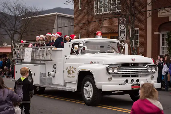 2016-12-03 450 Holiday Parade by Ken Everly