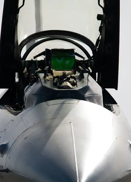 101106-2052F-16Cockpit by SpecialK