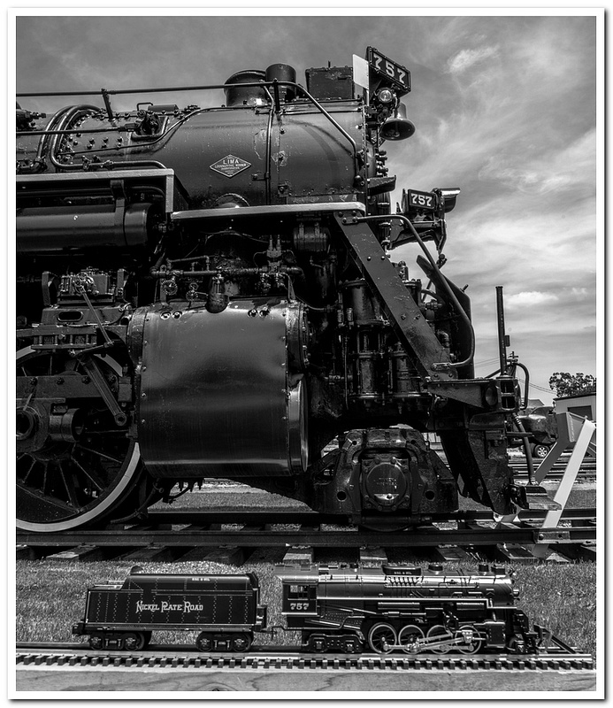 Trains DSC7193-FS-Grayscale