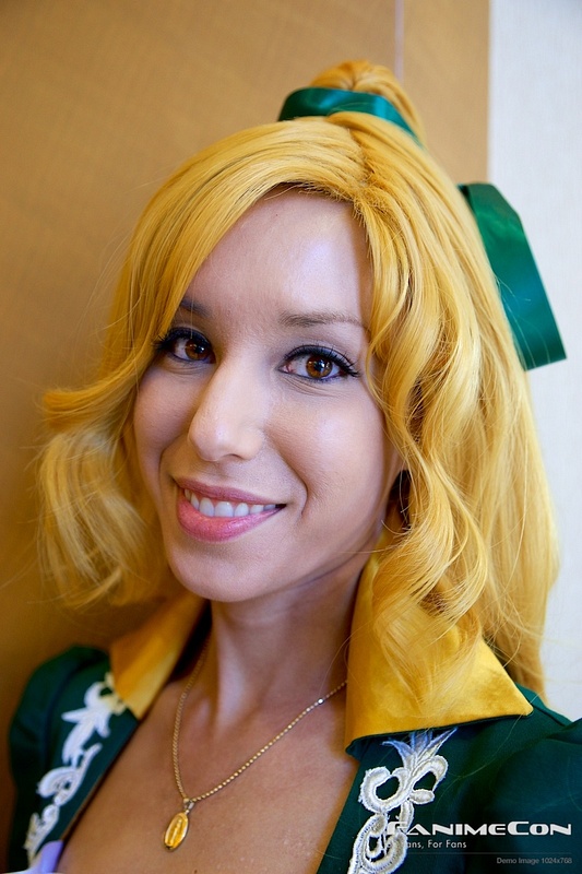 Woman in green w blond  294