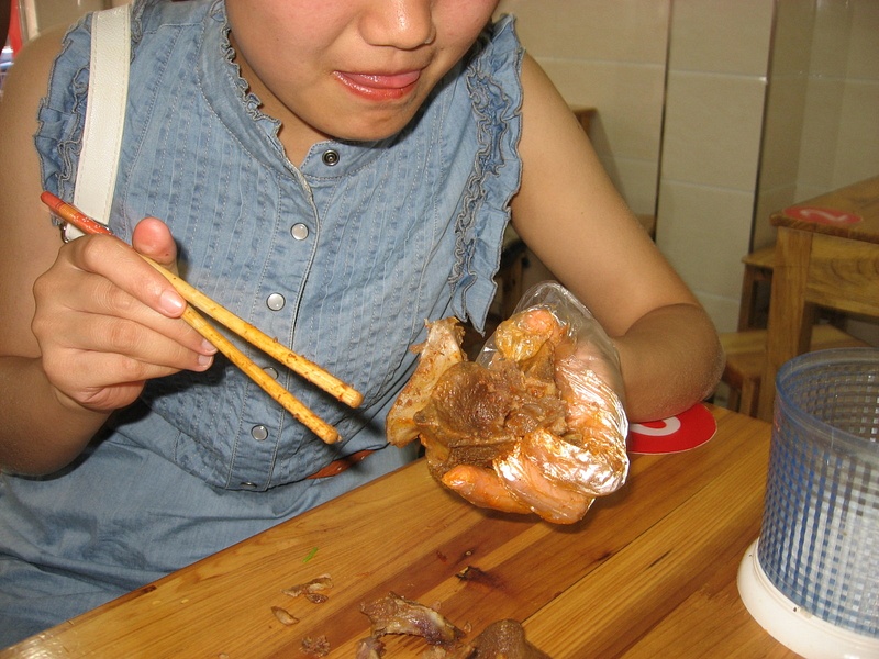 Yes, she only used chopsticks to get the meat off of the bones