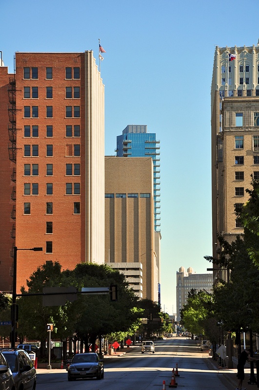 Downtown_Fort_Worth_looking_toward_Omni_Hotel
