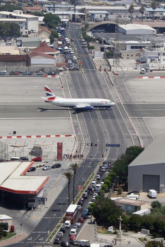 Gibraltar-Airport-where-planes-and-cars-meet_1