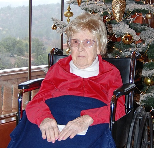 Mom Jan 1, 2002 at 83 at christmas