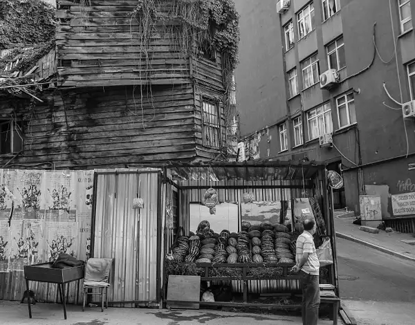 ISTANBUL -The corner vendor by Gino De  Grandis