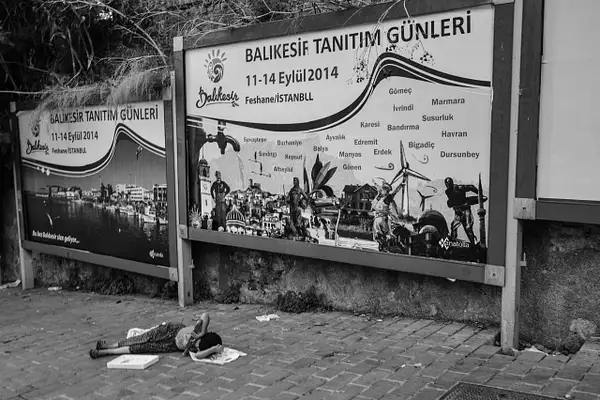 ISTANBUL- Tired to play for the tourists by Gino De ...