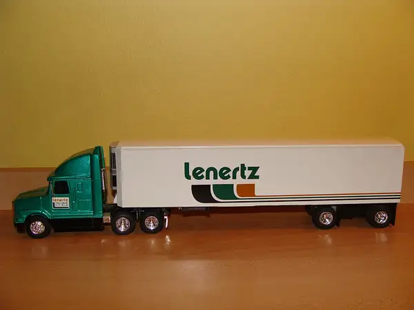 Lenertz two tone cab by Truckinboy