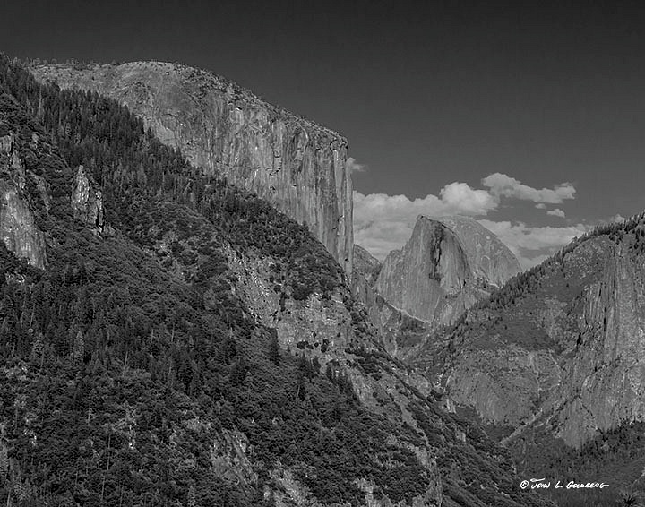 150403002BW Yosemite Valley, Half Dome, El Cap from Hwy 41