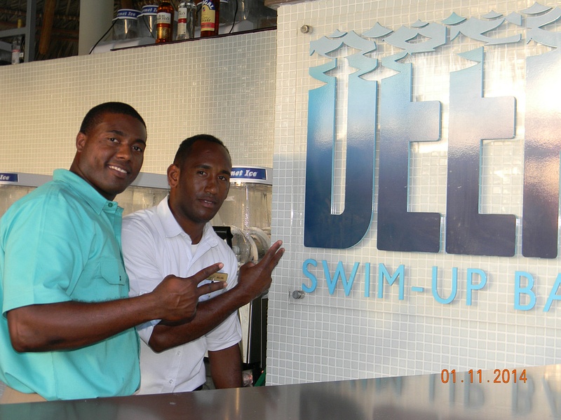 Great bartenders at the Deep swim up bar - Main Pool