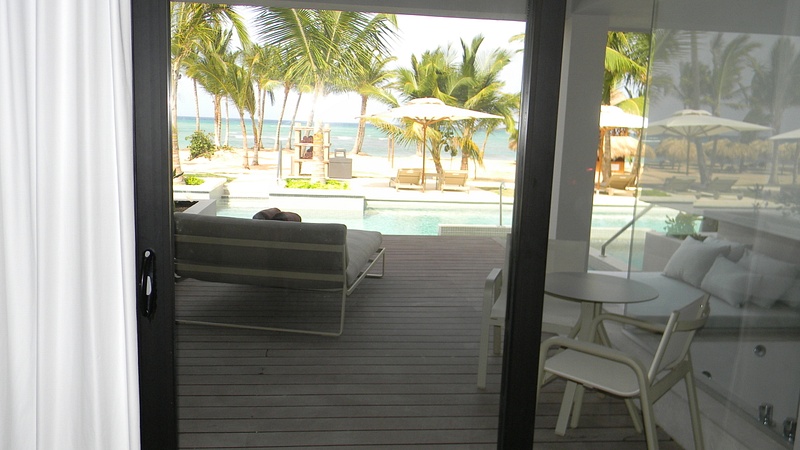 Beachfront Honeymoon Suite Swim up