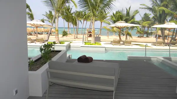 Beachfront Honeymoon Suite Swim up by Lovethesun